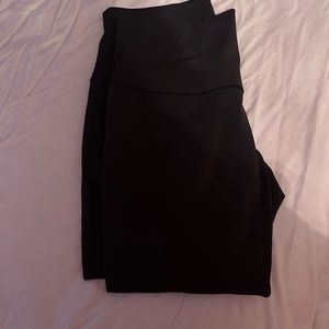 Black lululemon wunder leggings.